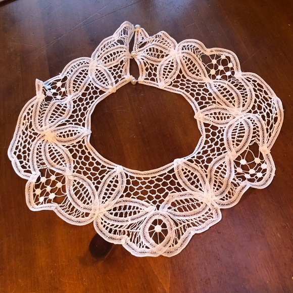 Elegant White Lace Collar - Picture 5 of 6